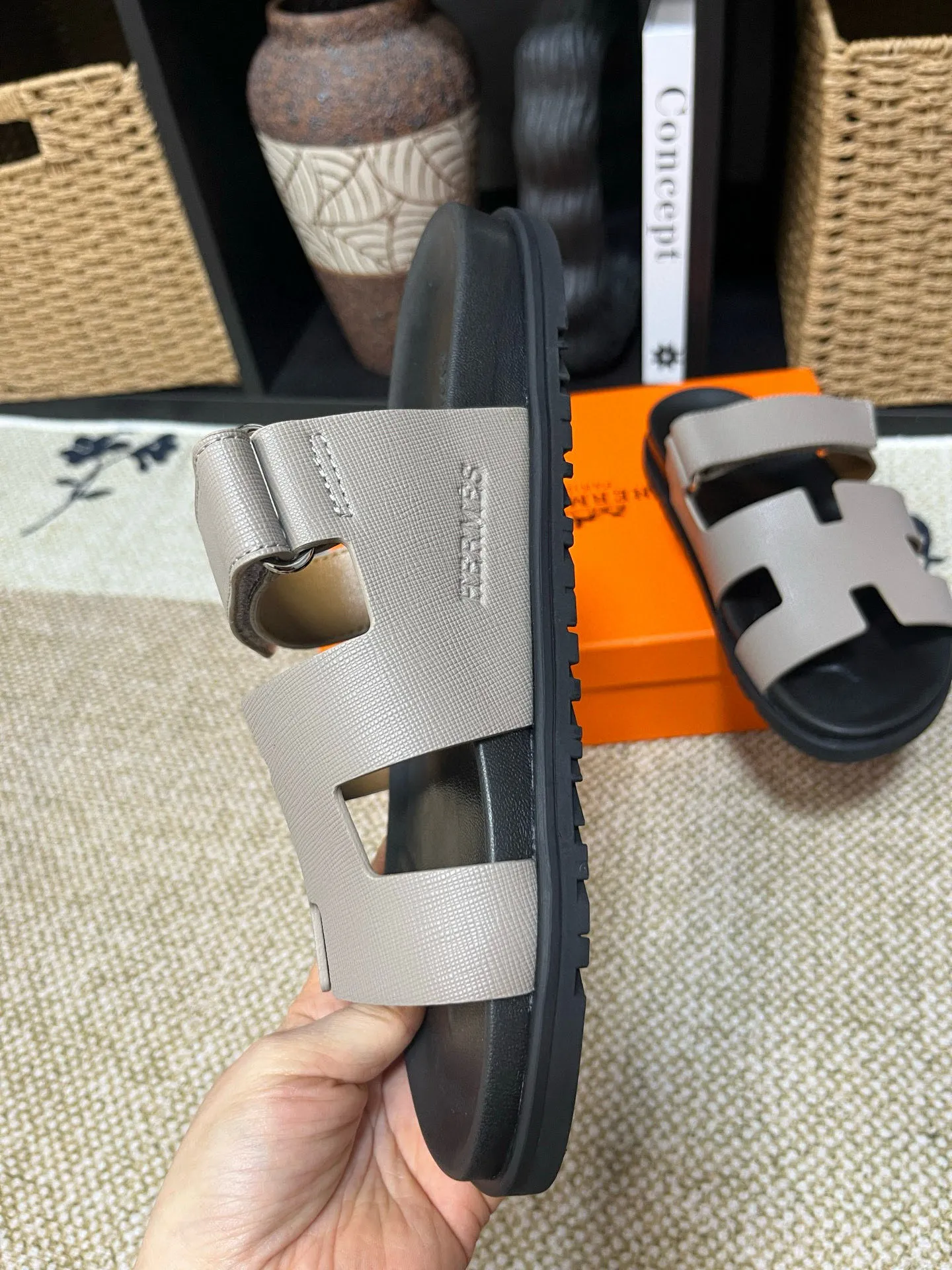 Factory price: 340💰Long-term availability Hermes men's Kazimir slippers for couples - top quality, Hermès woven calfskin functional sandals. The interwoven upper inspired by the "H" iconic pattern creates a casual look, which can be said to be a good companion for summer. Imported cowhide + cowhide lining + TU men's shoes💰Outsole Size: 35-46